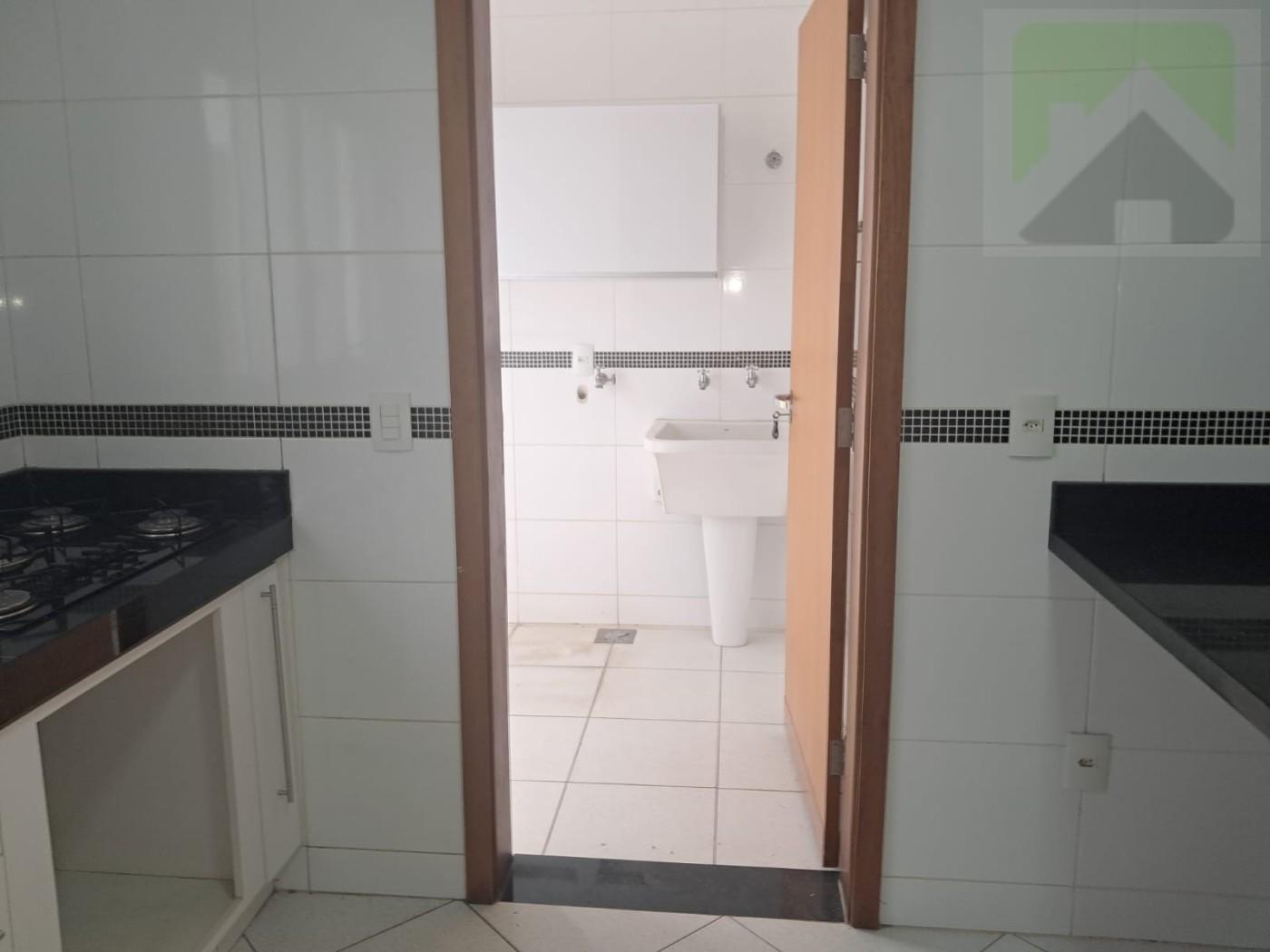 Casa de Condomínio para alugar com 4 quartos, 218m² - Foto 2